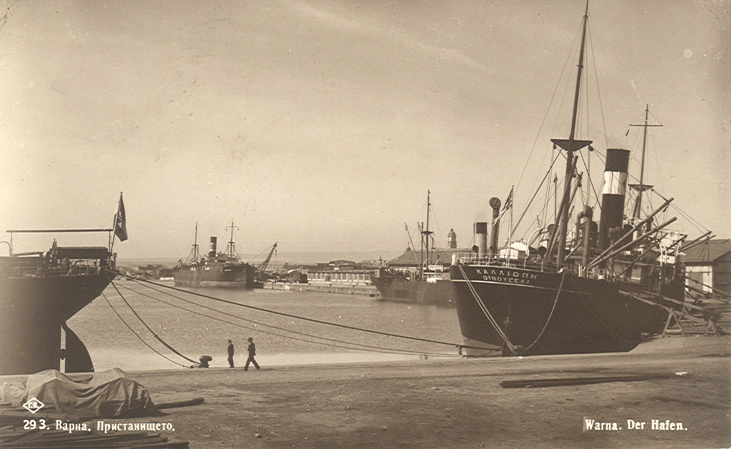 Пристанище Варна през 30-те години на ХХ век; източник: Държавен архив – Варна.